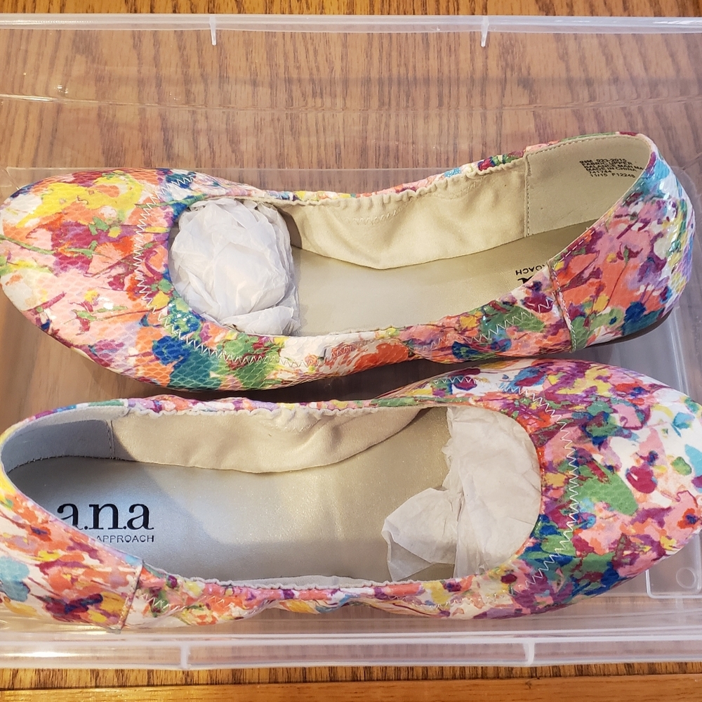 NEW Women's a.n.a A NEW APPROACH Floral Flats Size 9 1/2M